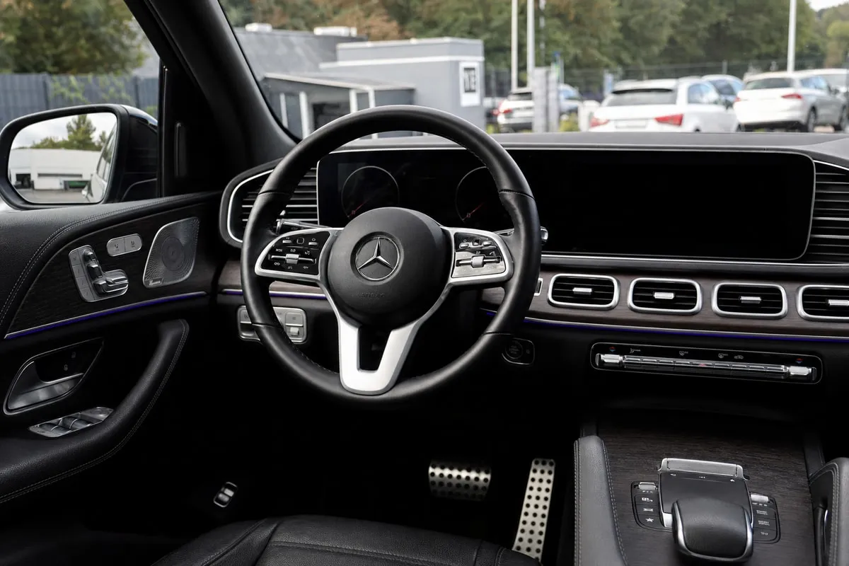 Cockpit des Mercedes-Benz GLE aus Fahrersicht