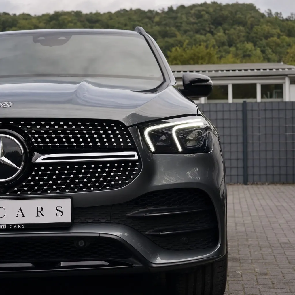 Kühlergrill und LED-Scheinwerfer des Mercedes-Benz GLE