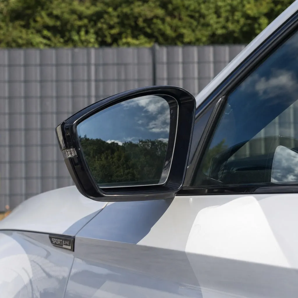 Außenspiegel des Skoda Superb Combi auf dem Hof von YE CARS